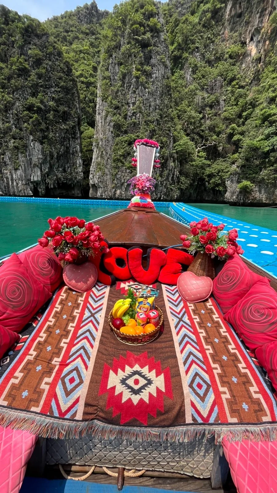 หัวเรือหางยาวหรูตกแต่งเบาะแดง ดอกกุหลาบสด และหมอนอักษร กลางอ่าวน้ำเขียวมรกต